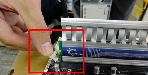 Win10開機后顯示器無信號怎么辦？