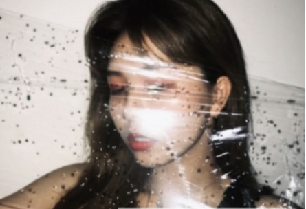 抖音借位拍照怎么玩 保鮮膜拍照教程