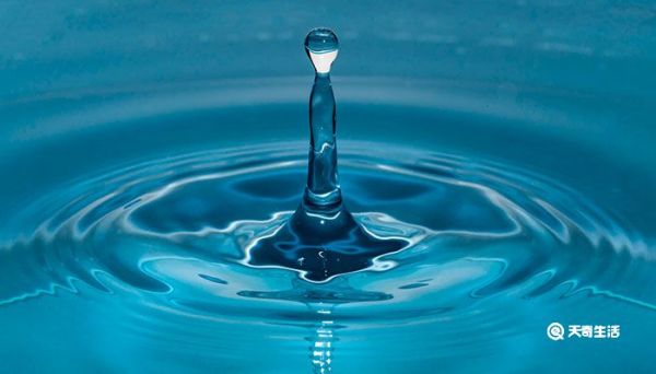 為什么水滴是圓形 水滴滴下去為什么是圓形的