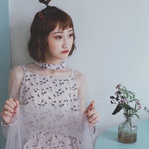 抖音白色襯衫風(fēng)吹起裙邊是什么歌？