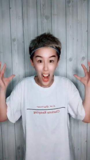 【抖音雙手控臉特效怎么玩】雙手控臉特效玩法攻略