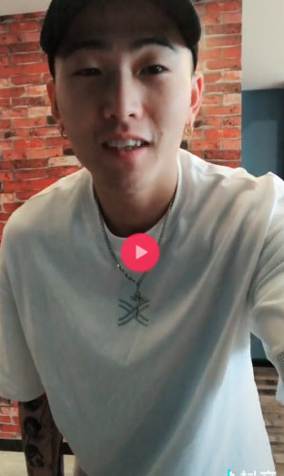 抖音我手拿流星彎月刀是哪首歌 歌詞歌曲分享