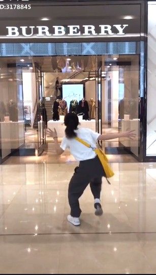 抖音我可以抱你嗎Burberry是什么歌？抖音我可以抱你嗎Burberry歌曲分享