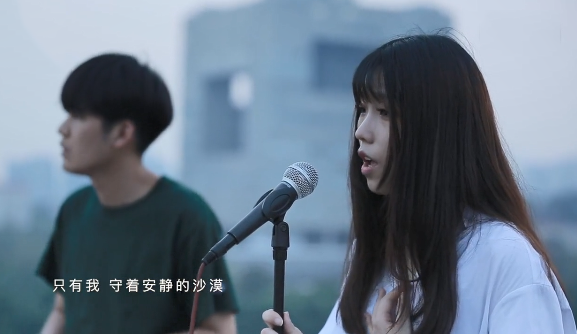 抖音只有我看著別人的快樂是什么歌？誰唱的