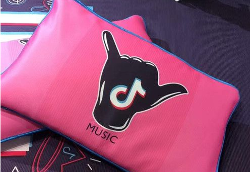 抖音我的小腳我的肚子是什么歌 抖音我的小腳我的肚子完整版歌詞