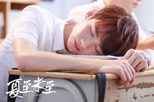 抖音我可以坐在你身后像一個主人看著狗是什么歌？歌曲介紹